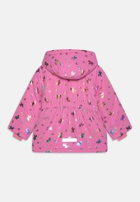 Veste extérieure rose avec capuche, ornée d'un motif en foil brillant de licornes colorées et de papillons. Taille élastique ; poignets unis.