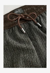 Valitud, brown herringbone