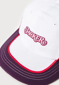 Weißer Baumwollhut mit lila Schirm, der das gestickte "JACKER"-Logo in Rot und Dunkelblau zeigt. Inklusive kontrastierender roter Nähte.