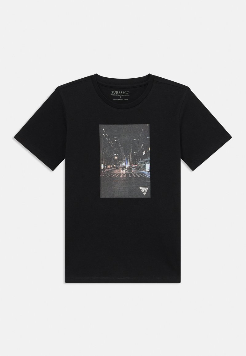 Schwarzes Baumwoll-T-Shirt mit einem rechteckigen Grafikdruck einer Stadtstraßenszene mit beleuchteten Gebäuden und einem dreieckigen Logo am unteren Rand.