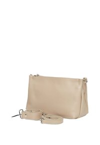 Beige leren clutch met een gestructureerd oppervlak, ritssluiting en twee afneembare hengsels. Geen zichtbare metallic accenten.