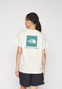 The North Face BOX RELAXED TEE - T-shirt med print - white dune/evergreen
