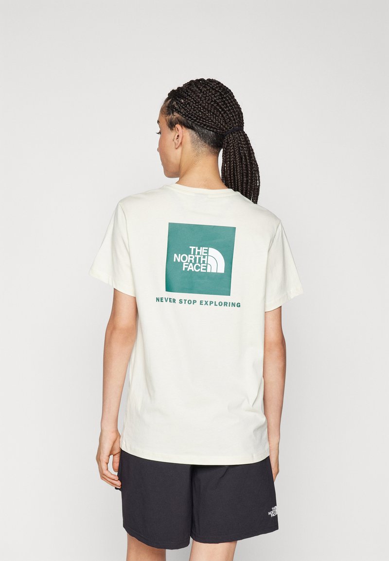 The North Face BOX RELAXED TEE - T-shirt med print - white dune/evergreen