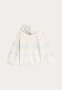 Haut à capuche blanc avec un motif tie-dye bleu au milieu, présentant une cordelière au niveau de la capuche et des manches longues. Tissu doux et coupe décontractée.