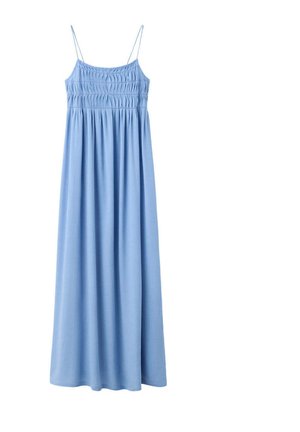 Vestido maxi sin mangas de color azul claro con tirantes finos y detalles fruncidos en la parte superior del corpiño.