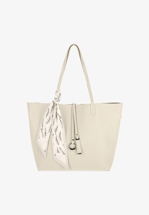 Kremfarvet lædertaske med lange håndtag, et bundet hvidt tørklæde med sorte bladmønstre og en hængende læderrem med en sølvring.