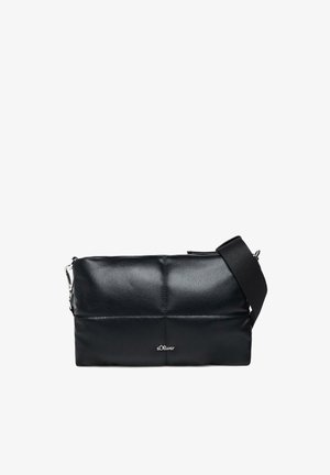 Bolso cruzado de cuero negro con correa ancha ajustable, cremallera plateada y pequeño logo plateado "s.Oliver" en el centro frontal.