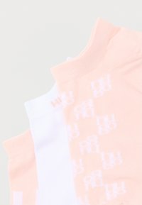 Τρία ζευγάρια διπλωμένα κάλτσες αστραγάλου σε ανοιχτό ροζ και λευκό, με τα ροζ κάλτσες να έχουν ένα διακριτικό επαναλαμβανόμενο μοτίβο κειμένου.