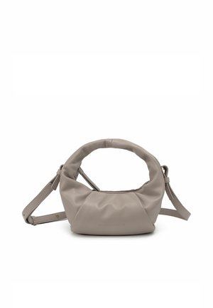 Petit sac à main en cuir taupe avec une poignée ronde rembourrée et une bandoulière ajustable sur fond blanc.