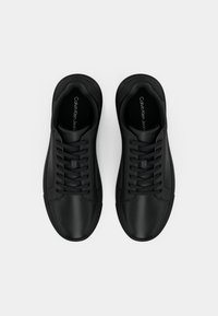 Zwarte veterschoenen met een soepele synthetische bovenkant, ronde neus en subtiele branding op de binnenzool. Heeft een geprofileerde zool voor grip.