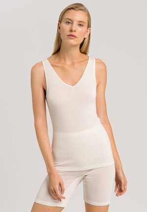 Lichtgewicht crème-kleurige mouwloze bodysuit met een V-hals en een aansluitend ontwerp, gecombineerd met bijpassende knielange shorts, met een gladde textuur.
