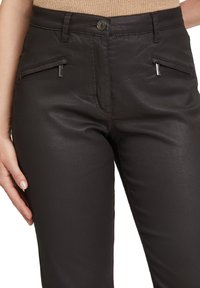 Betty Barclay PERFECT BODY- MIT REISSVERSCHLUSSTASCHEN - Stoffhose - dunkelbraun
