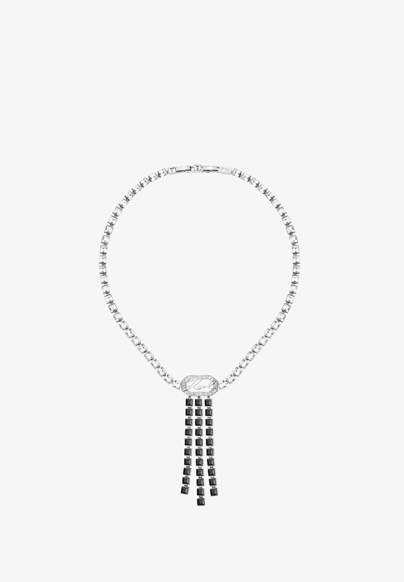 Silberne Halskette mit einer Kette aus quadratischen Kristallen und einem zentralen Anhänger mit schwarzem Quasten-Design. Glatte und polierte Oberfläche.