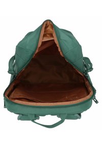 Sac à dos en tissu vert avec un intérieur marron, doté d'un compartiment principal spacieux, d'une ouverture supérieure et de poignées latérales doubles pour le transport.