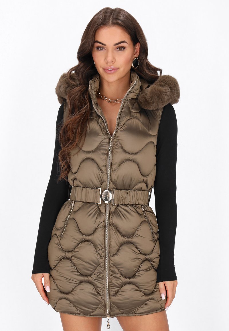 Zielona oliwkowa kamizelka z ociepleniem, z kapturem z sztucznego futra, paskiem w talii i zamkiem błyskawicznym z przodu, posiadająca pikowaną teksturę oraz srebrne akcenty.