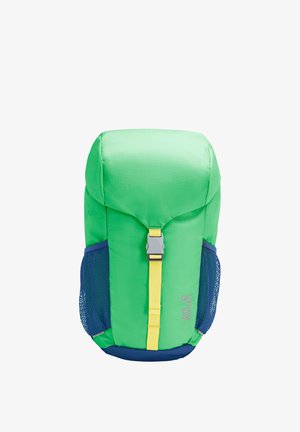 Ryškiai žalia kuprinė su tamsiai mėlynomis tinklinėmis šoninėmis kišenėmis, geltonu priekiniu diržu su pilku sagtimi ir apvalios viršutinės dalies dizainu.