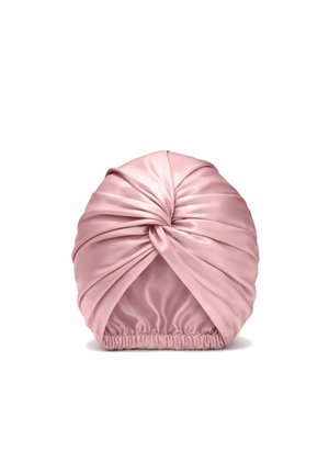 Miękka różowa satynowa czapka turban z marszczonym węzłem i elastyczną opaską z tyłu dla pewnego dopasowania.