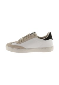 Sneaker low-top con un corpo in pelle bianca, dettagli in suede beige e un particolare in pelliccia nera sul tallone. Design con lacci e lacci piatti.