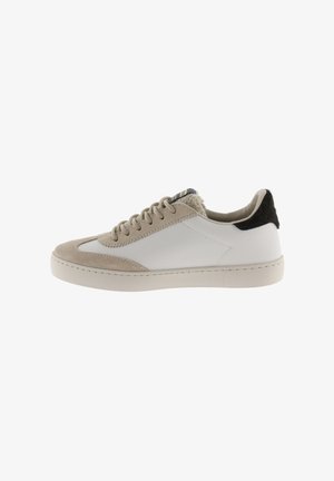 Zapatilla baja con un cuerpo de cuero blanco, acentos de ante beige y un detalle de piel de fur negro en el talón. Diseño de cordones con agujetas planas.