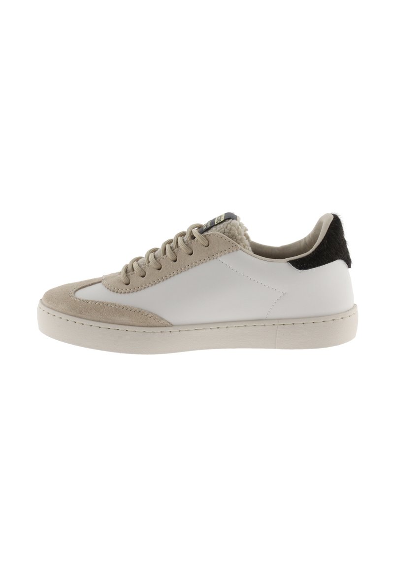 Sneaker low-top con un corpo in pelle bianca, dettagli in suede beige e un particolare in pelliccia nera sul tallone. Design con lacci e lacci piatti.