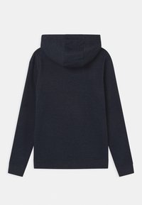 Tummansininen huppari pehmeällä tekstuurilla, nyöritettävä huppu ja pitkät hihat. Puhtaan muotoilun omaava tuote ilman kuvioita tai koristuksia.