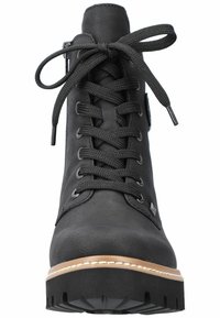 Bottine noire à lacets avec un embout arrondi, dotée d'un dessus en synthétique texturé, d'une semelle en caoutchouc et d'un welting brun contrastant.