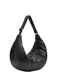 Bolso hobo de cuero negro con una forma suave y redondeada. Presenta una correa ajustable y una cremallera visible a lo largo de la costura para el cierre.