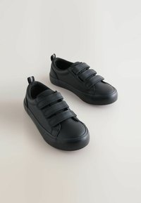 Czarne sneakersy z trzema regulowanymi rzepami, gładki syntetyczny materiał, zaokrąglony nosek i pętelka na pięcie ułatwiająca zakładanie.