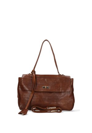 Sac à main en cuir marron avec texture crocodile, une poignée supérieure, un rabat avant avec fermoir métallique et une bandoulière amovible enroulée en dessous.