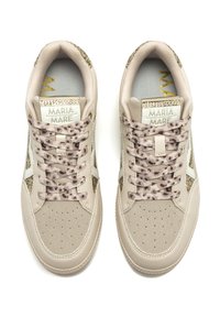 Sneakers beige con lacci a stampa leopardata, dettagli dorati e una punta in suede. Presentano una tomaia testurizzata e un collare imbottito per il comfort.
