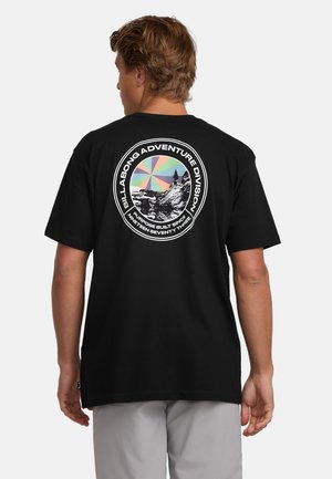 T-shirt nera con una grafica circolare sul retro che presenta un paesaggio montano e un design geometrico colorato. Maniche corte e vestibilità comoda.