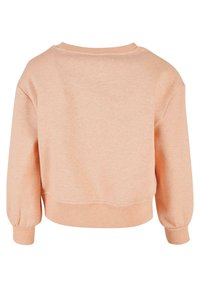 Felpa corta rosa con maniche lunghe, polsini a coste e scollatura rotonda. Tessuto morbido con una finitura leggermente strutturata.
