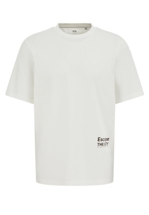Witte T-shirt met korte mouwen en ronde hals met kleine zwarte tekst "Escape THE CITY" vlak bij de onderkant aan de rechterkant.
