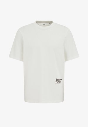 Witte T-shirt met korte mouwen en ronde hals met kleine zwarte tekst "Escape THE CITY" vlak bij de onderkant aan de rechterkant.