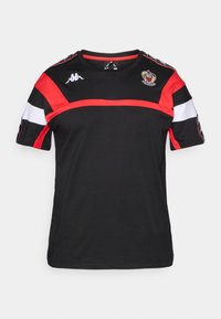 Μαύρο αθλητικό t-shirt με κόκκινες και λευκές λεπτομέρειες. Διαθέτει στρογγυλή λαιμόκοψη, κοντά μανίκια και λογότυπο στο στήθος. Το ύφασμα φαίνεται λείο.