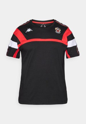 Schwarzes Sport-T-Shirt mit roten und weißen Akzenten. Mit rundem Ausschnitt, kurzen Ärmeln und einem Logo auf der Brust. Der Stoff wirkt glatt.