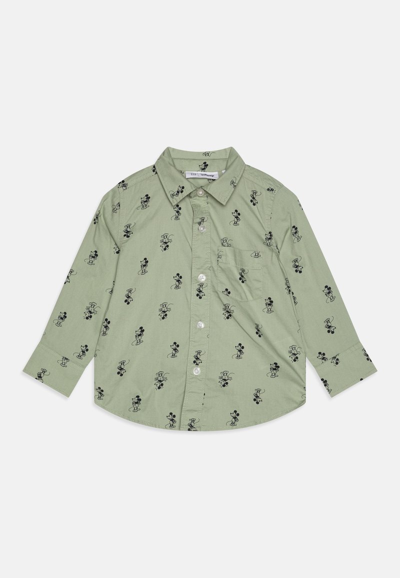 Cămașă butonată de culoare verde deschis, cu modele negre cu Mickey Mouse, mâneci lungi, guler și un buzunar pe partea stângă a pieptului, cu o tivire rotunjită.