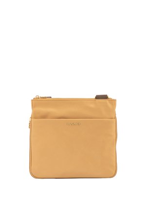 Borsa a tracolla in pelle marrone con forma rettangolare, texture liscia, dettagli in metallo dorato e una tasca con zip anteriore, con un logo del brand discreto.