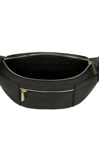 Marsupio in pelle nera con finitura texturizzata, chiusura con zip in tono oro e una tasca esterna con zip. Interno foderato di un colore uniforme.