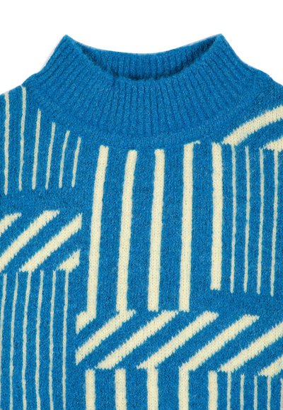 Pull bleu en tricot avec un col rond haut orné de motifs à rayures verticales et diagonales de couleur crème.