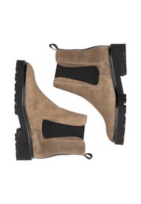 Bocanci ankle din suede maro, cu panouri laterale elastice negre, talpă din cauciuc cu nervuri și tab de prindere pe spate, având un siluetă elegantă și detalii de cusătură.