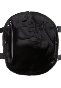 Wnętrze czarnej torby na ramię z tkaniny, z bocznymi kieszeniami i gładką teksturą. Projekt charakteryzuje się prostą, pozbawioną ozdób czarną podszewką oraz wzmocnionymi krawędziami.
