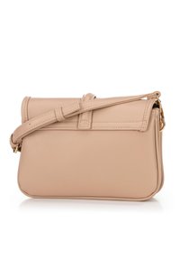 Borsa a spalla in pelle beige con tracolla regolabile, chiusura a patta e hardware in tonalità oro su sfondo bianco.