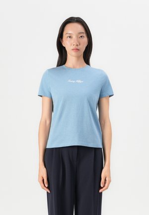 Modrá bavlnená tričko s krátkymi rukávmi a okrúhlym výstrihom. Na prednej strane je biele vyšívané logo "Tommy Hilfiger". Priame, voľné strih.