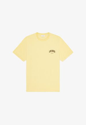 Żółta bawełniana koszulka z okrągłym dekoltem, krótkimi rękawami i małym ciemnobrązowym logo "LES DEUX" na lewej piersi. Prosty design.