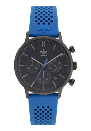 Montre chronographe noire avec accents bleus, bracelet en silicone perforé et trois sous-cadrans sur un cadran foncé.