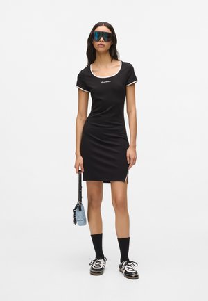 SHORT-SLEEVED FITTED - Etui-jurk - black