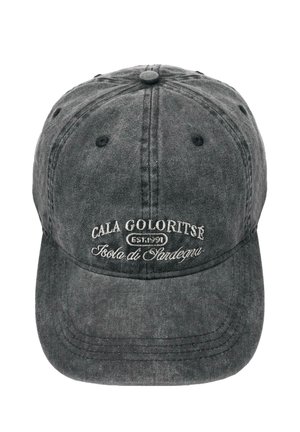 Zużyta czarna czapka bejsbolowa z białym wyszywanym napisem "Cala Goloritze Est. 1990 Isola di Sardegna" na przednim panelu.