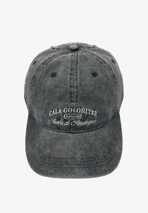 Abgenutzte schwarze Baseballkappe mit weiß gesticktem Text "Cala Goloritze Est. 1990 Isola di Sardegna" auf dem Frontpanel.