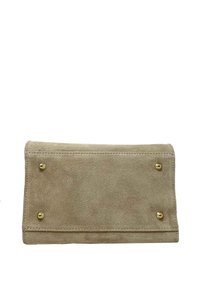 Béžová semišová kabelka s zlatým kováním, která má hladký povrch, obdélníkový tvar a viditelné švy podél okrajů.